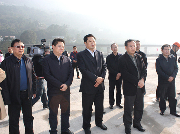 何健陪同楊洪波在宜賓調(diào)研城市規(guī)劃建設(shè)工作